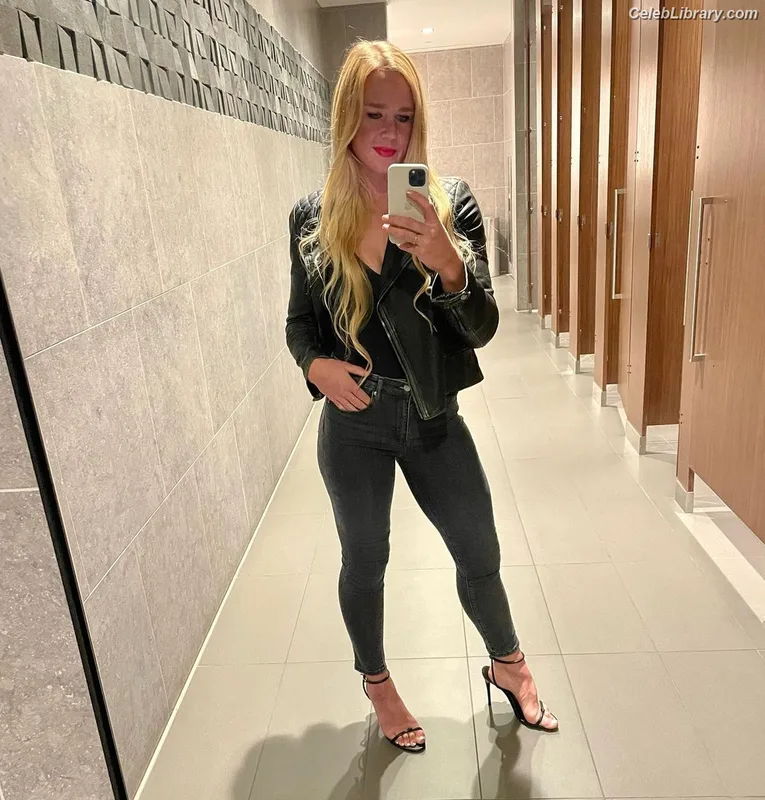 Holly Holm photo 3 of 345