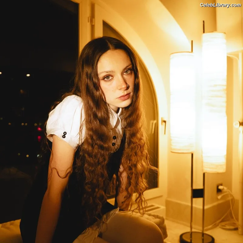 Holly Humberstone photo 14 of 167