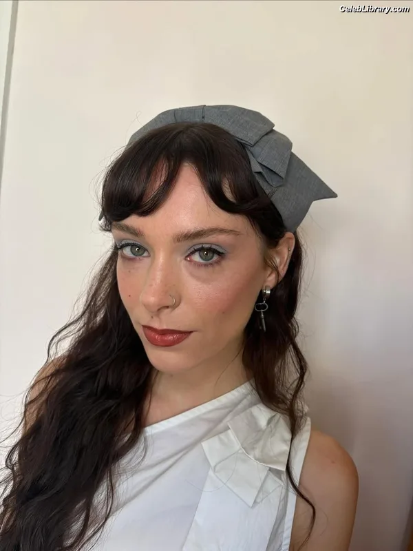 Holly Humberstone photo 22 of 167