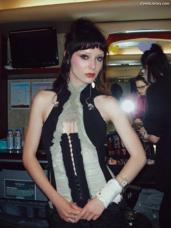 Holly Humberstone photo 24 of 167