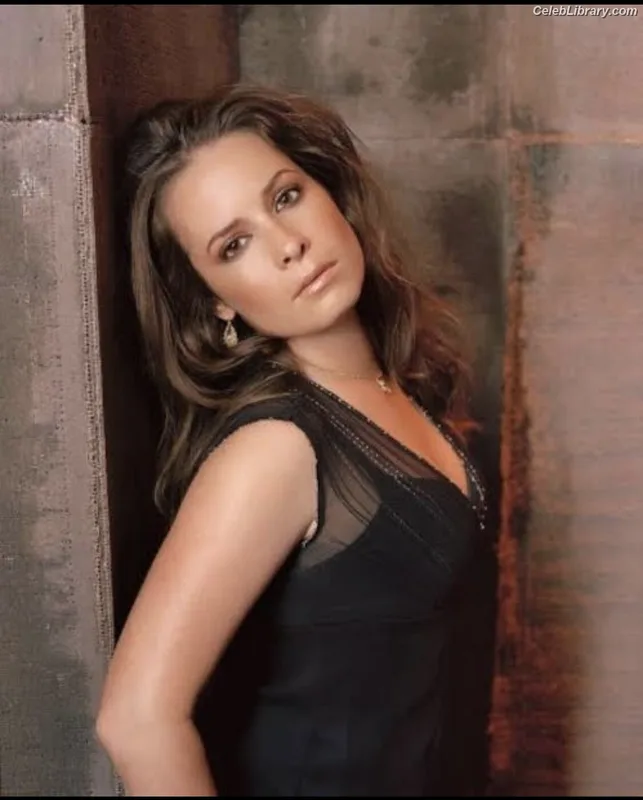 Holly Marie Combs photo 3 of 7