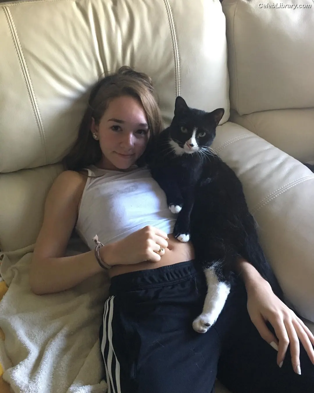 Holly Taylor photo 2 of 130