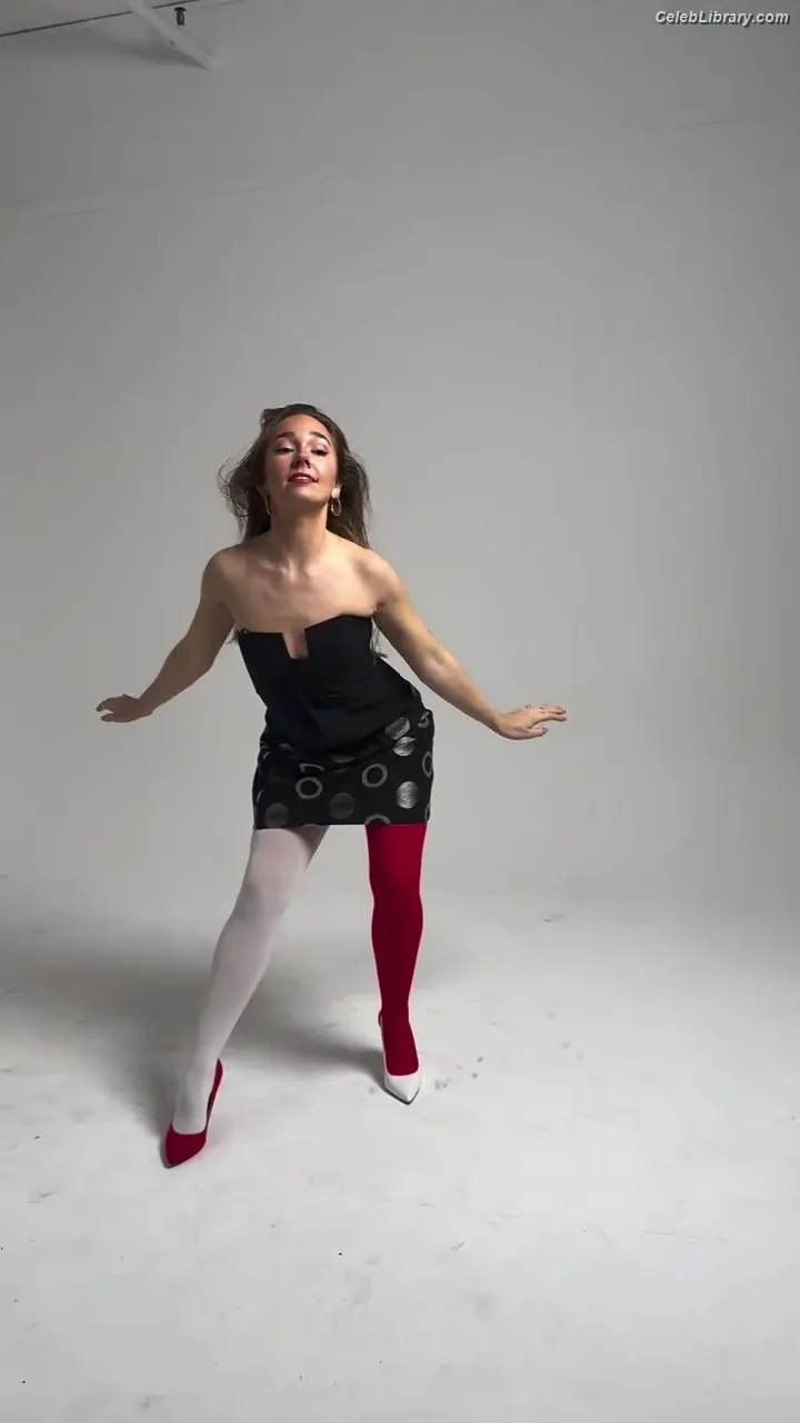 Holly Taylor photo 2 of 130