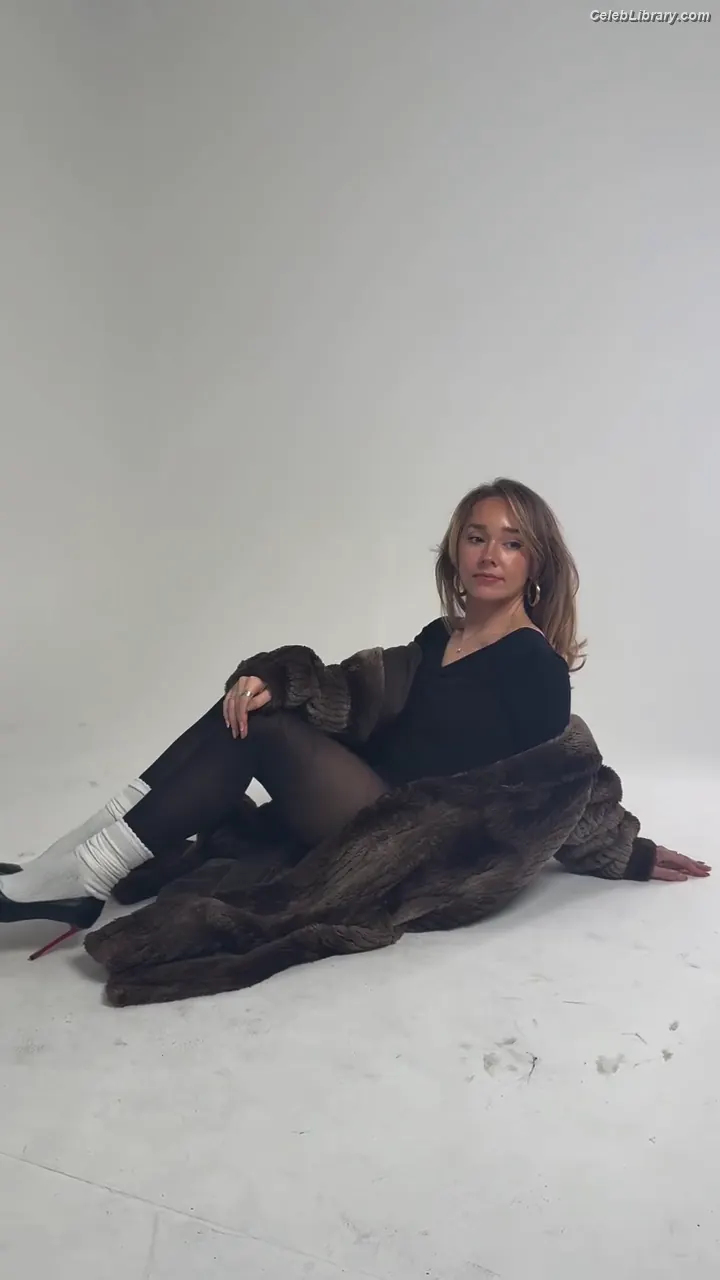 Holly Taylor photo 3 of 130