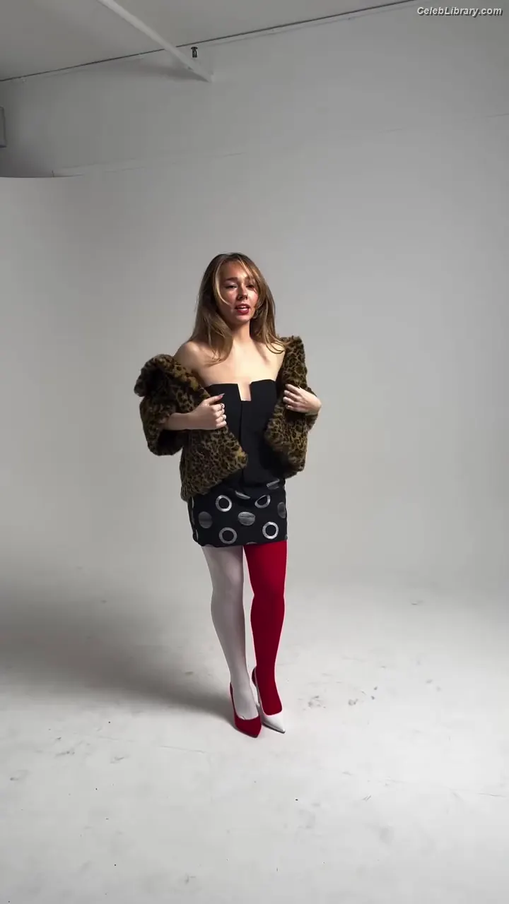 Holly Taylor photo 8 of 130