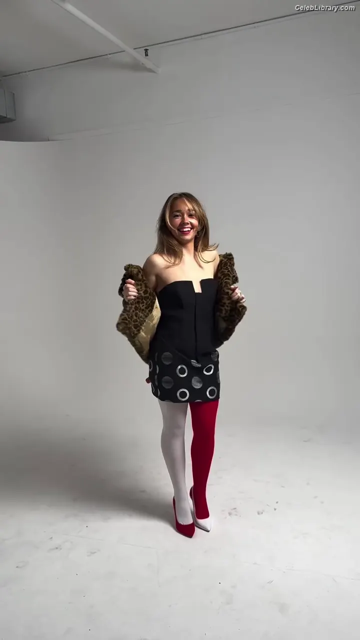 Holly Taylor photo 9 of 130
