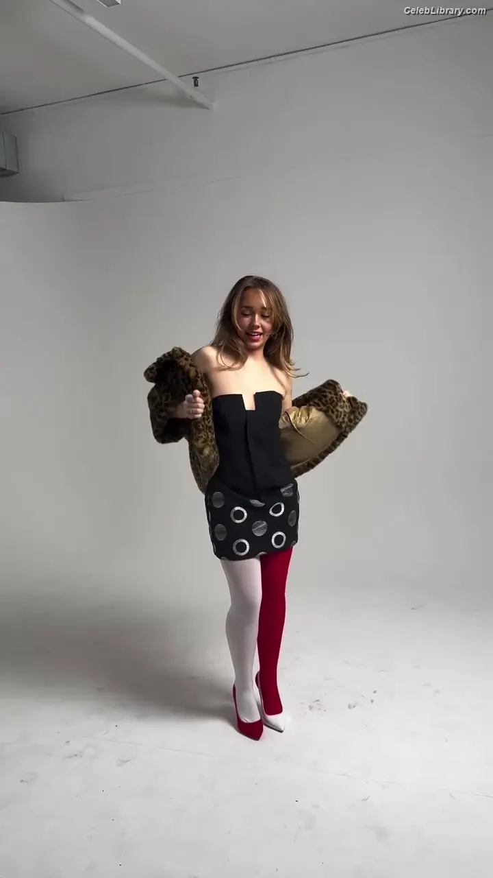 Holly Taylor photo 10 of 130