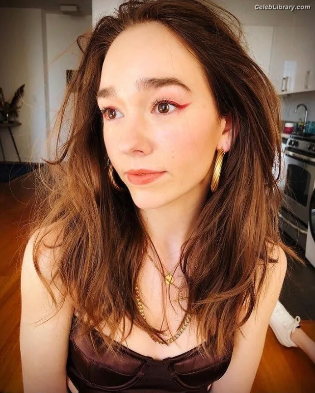 Holly Taylor photo 9 of 131