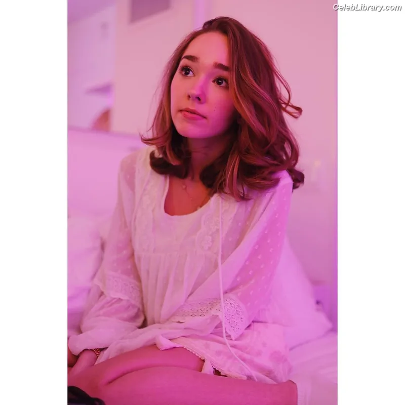 Holly Taylor photo 12 of 131