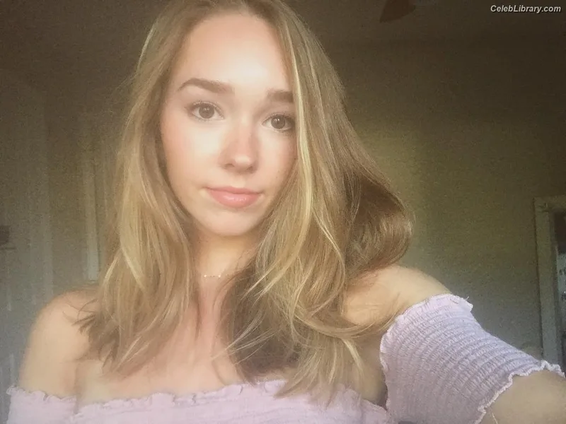 Holly Taylor photo 18 of 131