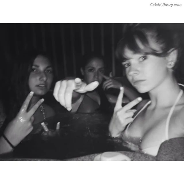 Holly Taylor photo 21 of 131