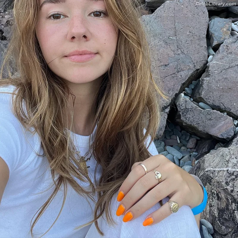 Holly Taylor photo 15 of 131