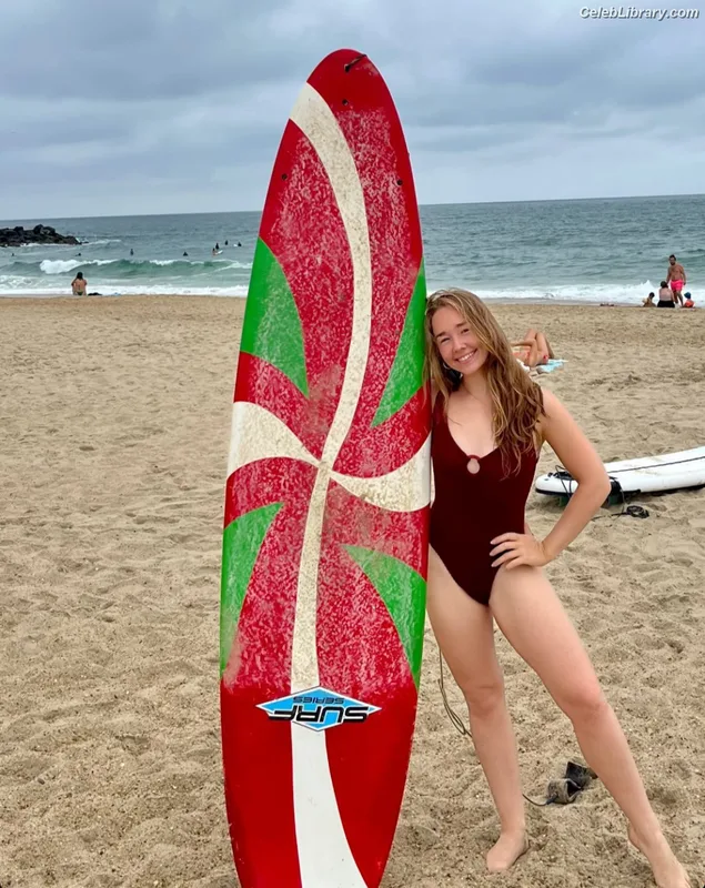 Holly Taylor photo 17 of 131