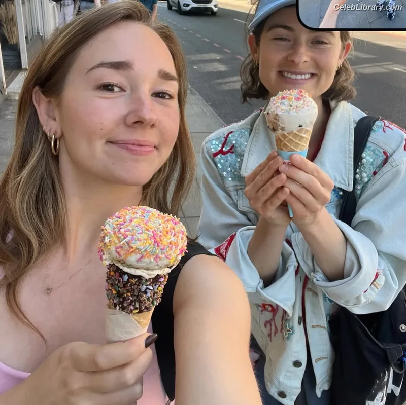 Holly Taylor photo 5 of 131