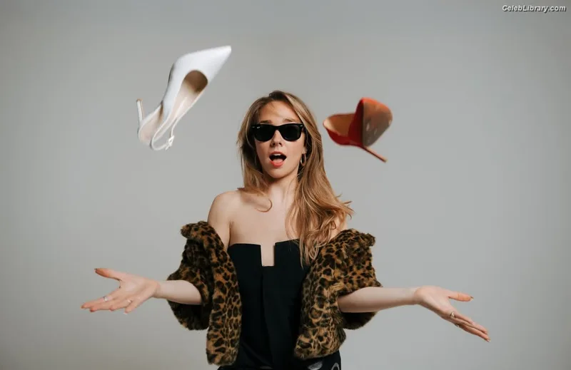 Holly Taylor photo 14 of 131