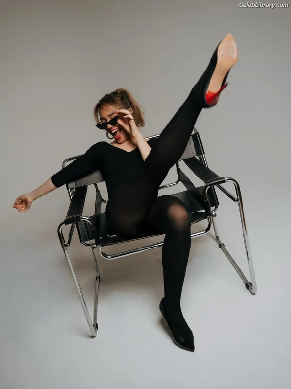 Holly Taylor photo 16 of 131