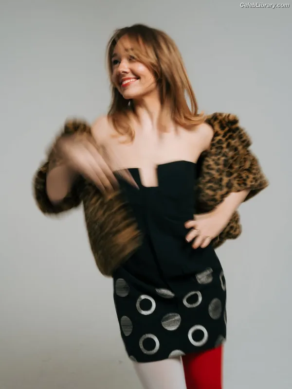 Holly Taylor photo 19 of 131