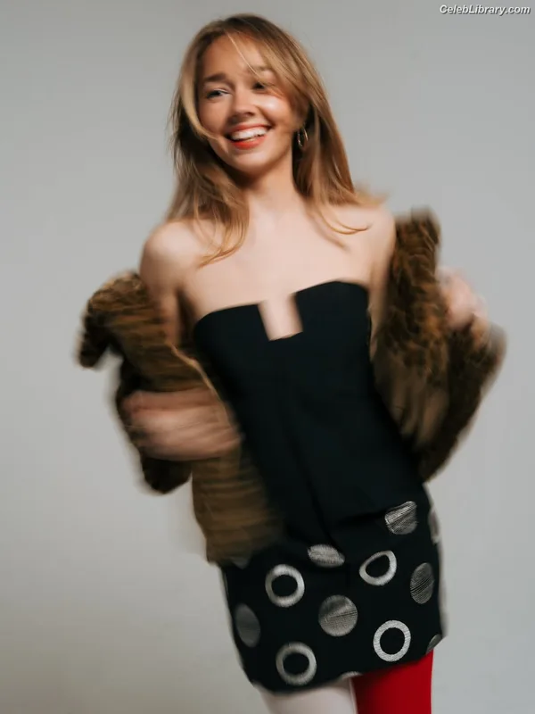 Holly Taylor photo 20 of 131