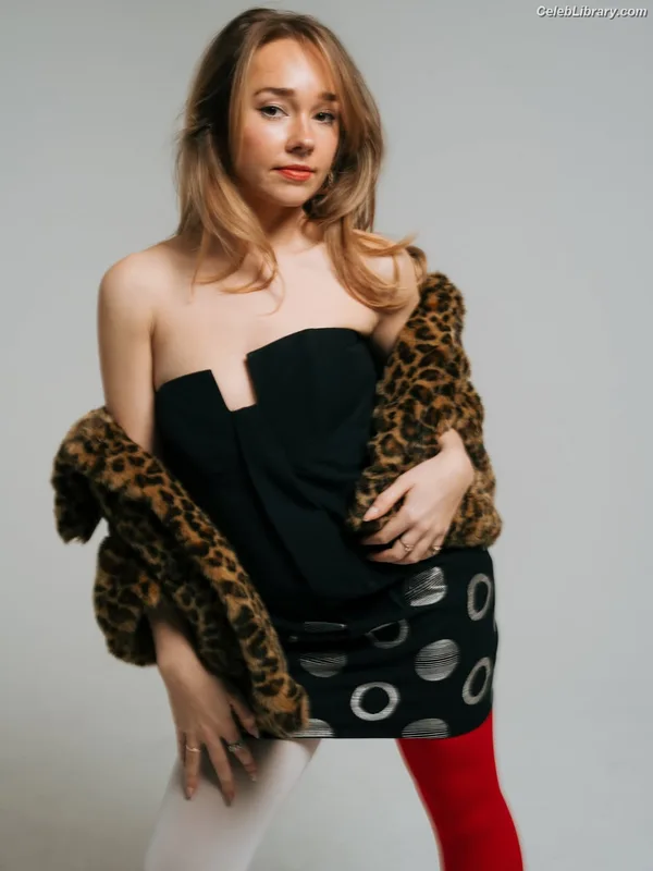 Holly Taylor photo 21 of 131