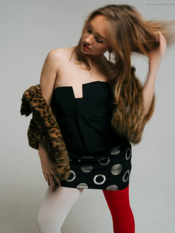 Holly Taylor photo 22 of 131