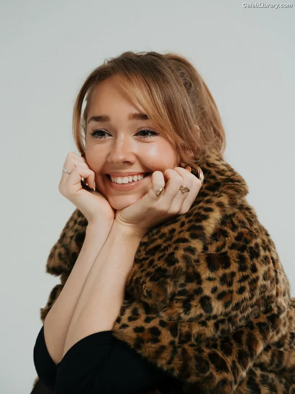 Holly Taylor photo 23 of 131