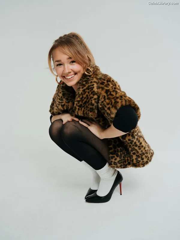 Holly Taylor photo 24 of 131