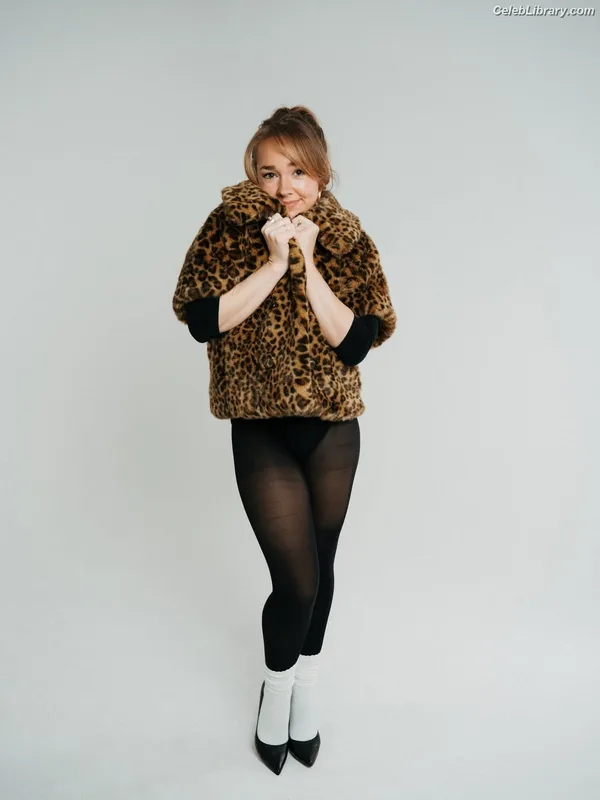 Holly Taylor photo 1 of 131