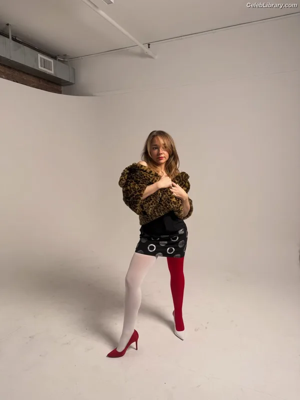 Holly Taylor photo 2 of 131