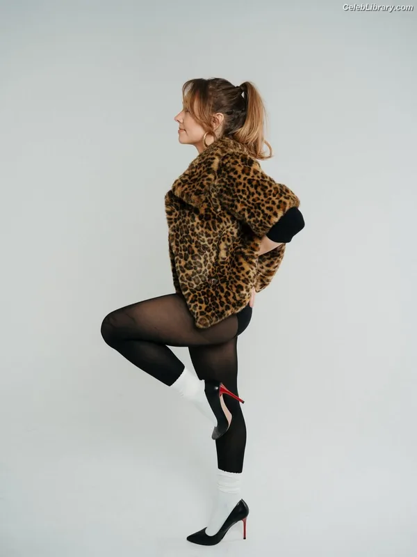 Holly Taylor photo 3 of 131