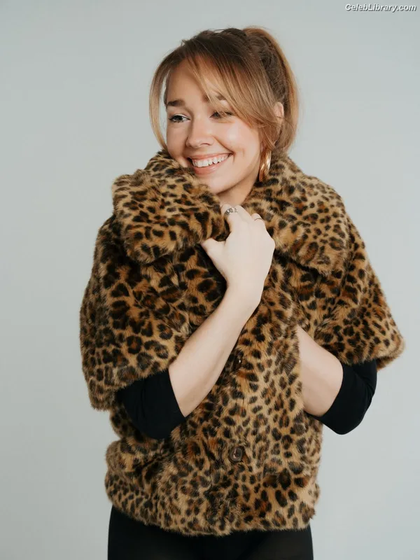 Holly Taylor photo 6 of 131