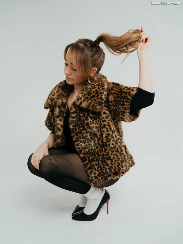 Holly Taylor photo 8 of 131