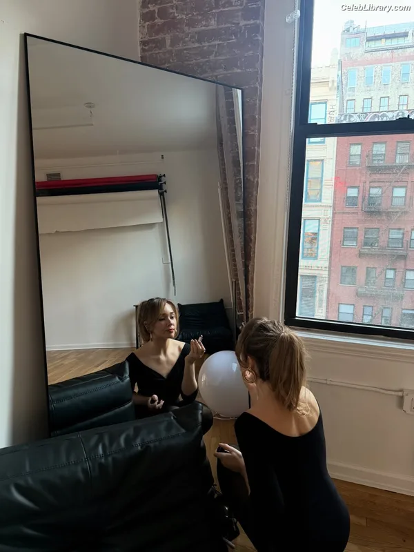 Holly Taylor photo 9 of 131