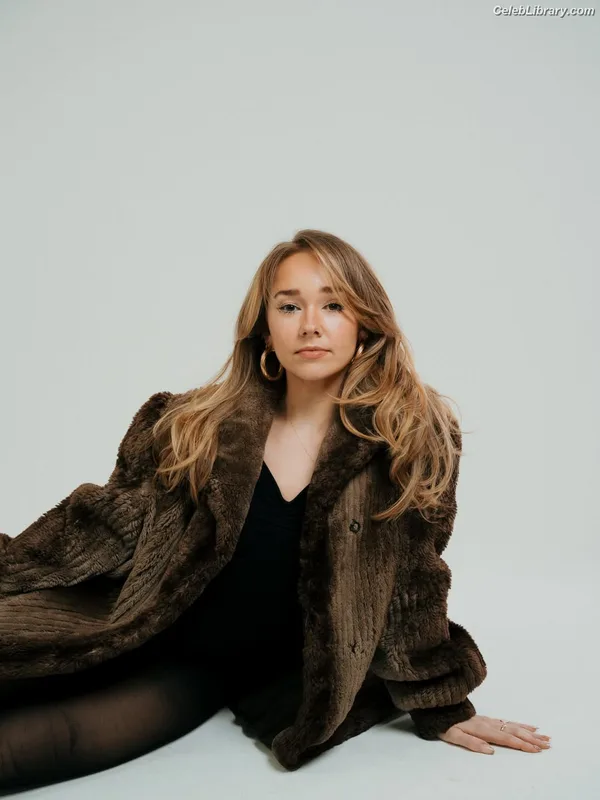Holly Taylor photo 11 of 131