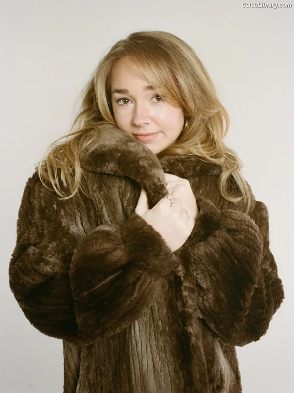 Holly Taylor photo 14 of 131