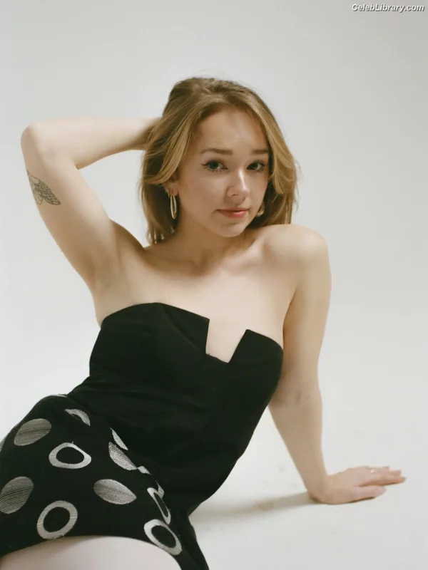 Holly Taylor photo 15 of 131