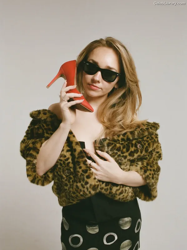 Holly Taylor photo 16 of 131