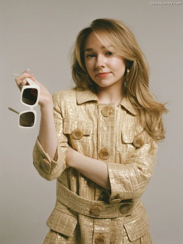 Holly Taylor photo 18 of 131