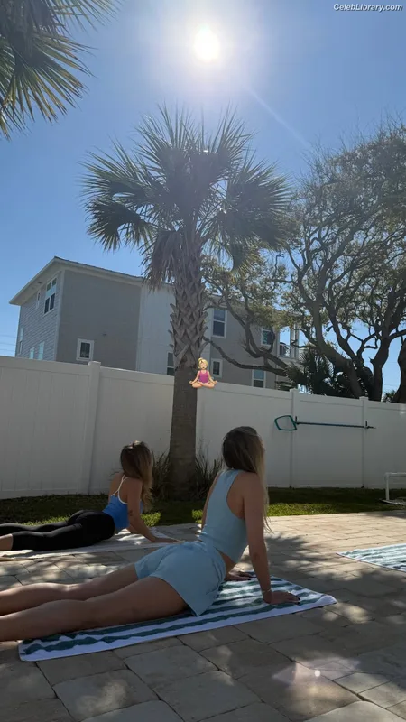 Holly Taylor photo 5 of 131