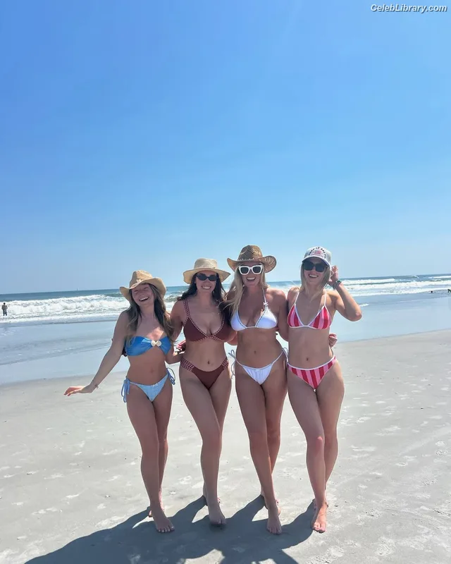 Holly Taylor photo 6 of 131