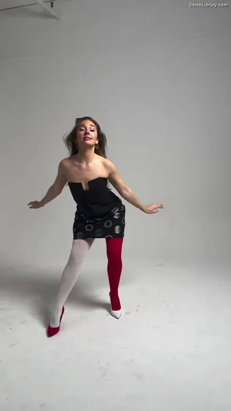 Holly Taylor photo 2 of 131