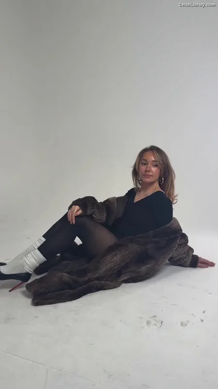 Holly Taylor photo 3 of 131