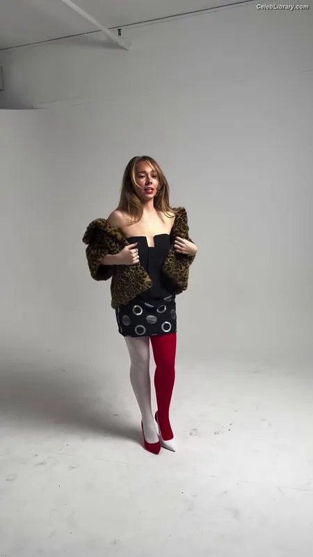 Holly Taylor photo 8 of 131