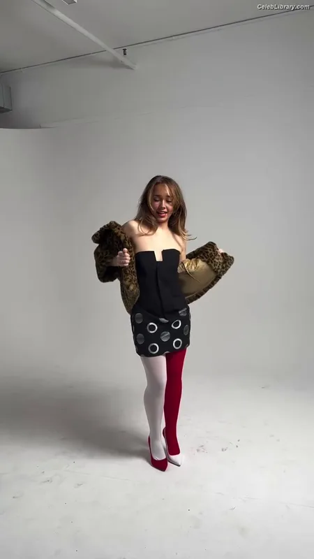 Holly Taylor photo 10 of 131