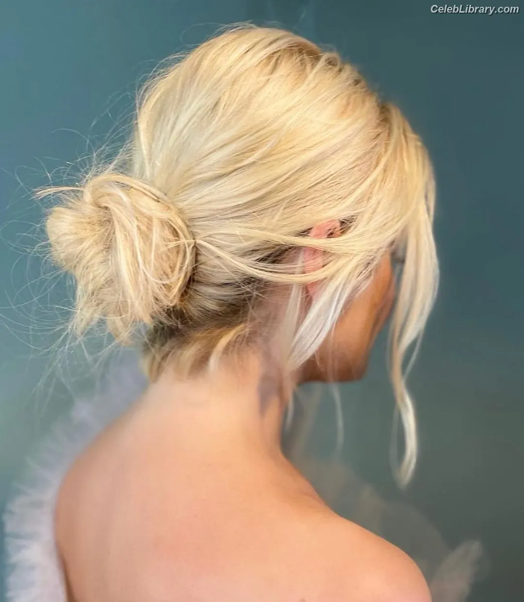 Holly Willoughby photo 10 of 930