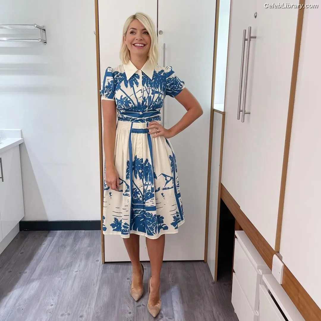 Holly Willoughby photo 3 of 930