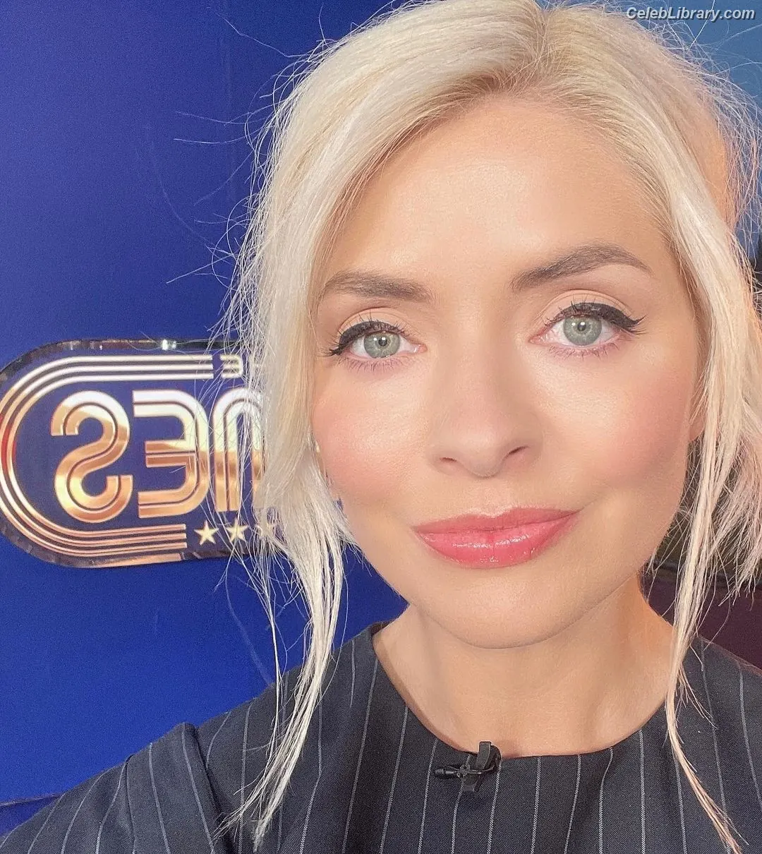 Holly Willoughby photo 6 of 930