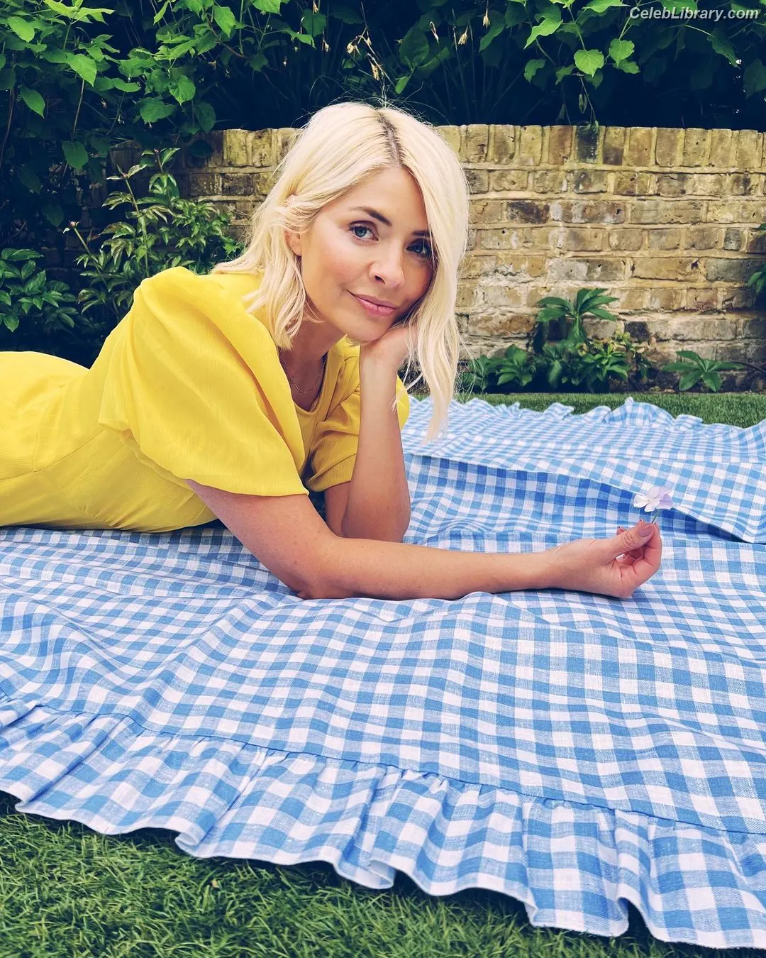 Holly Willoughby photo 8 of 930