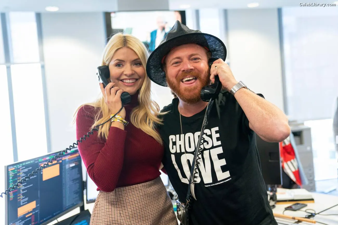 Holly Willoughby photo 4 of 930