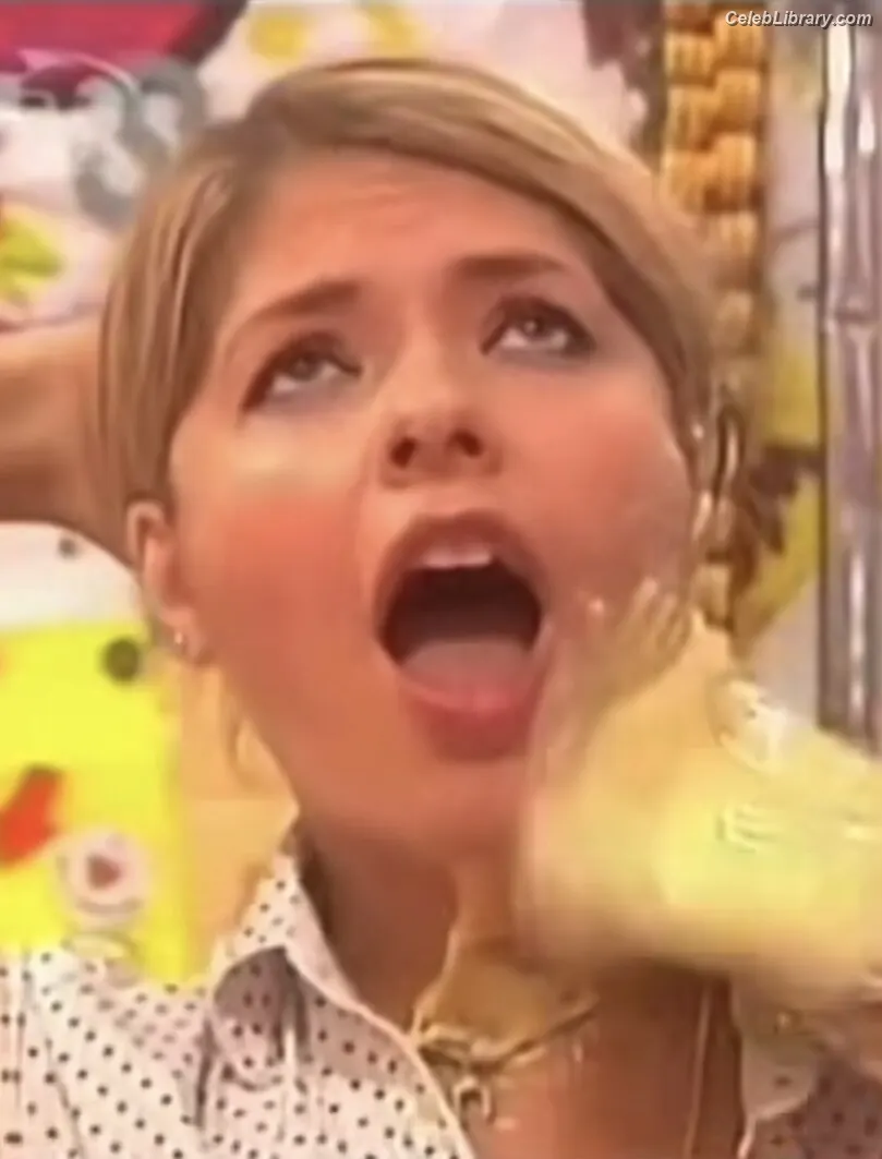 Holly Willoughby photo 16 of 930