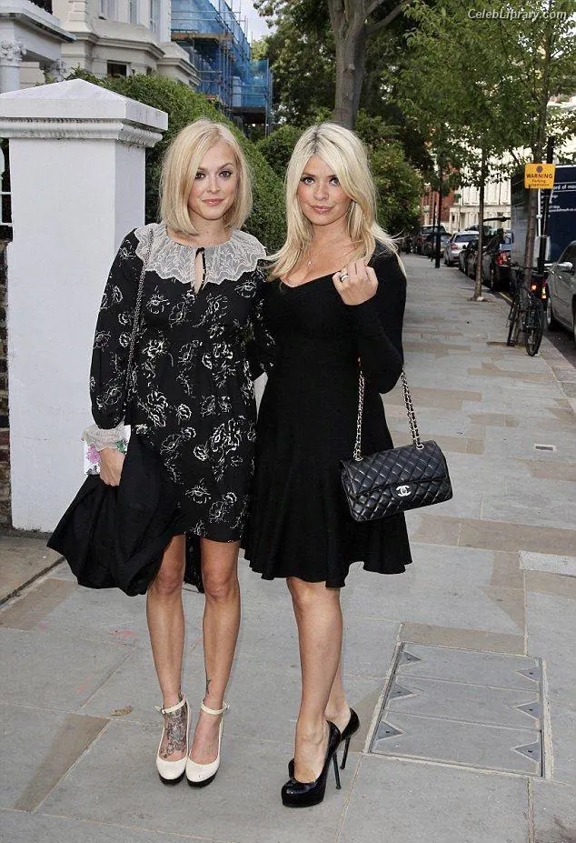 Holly Willoughby photo 16 of 930